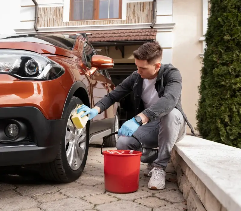 Lavage auto à domicile Villerville : professionnel intervenant sur un véhicule